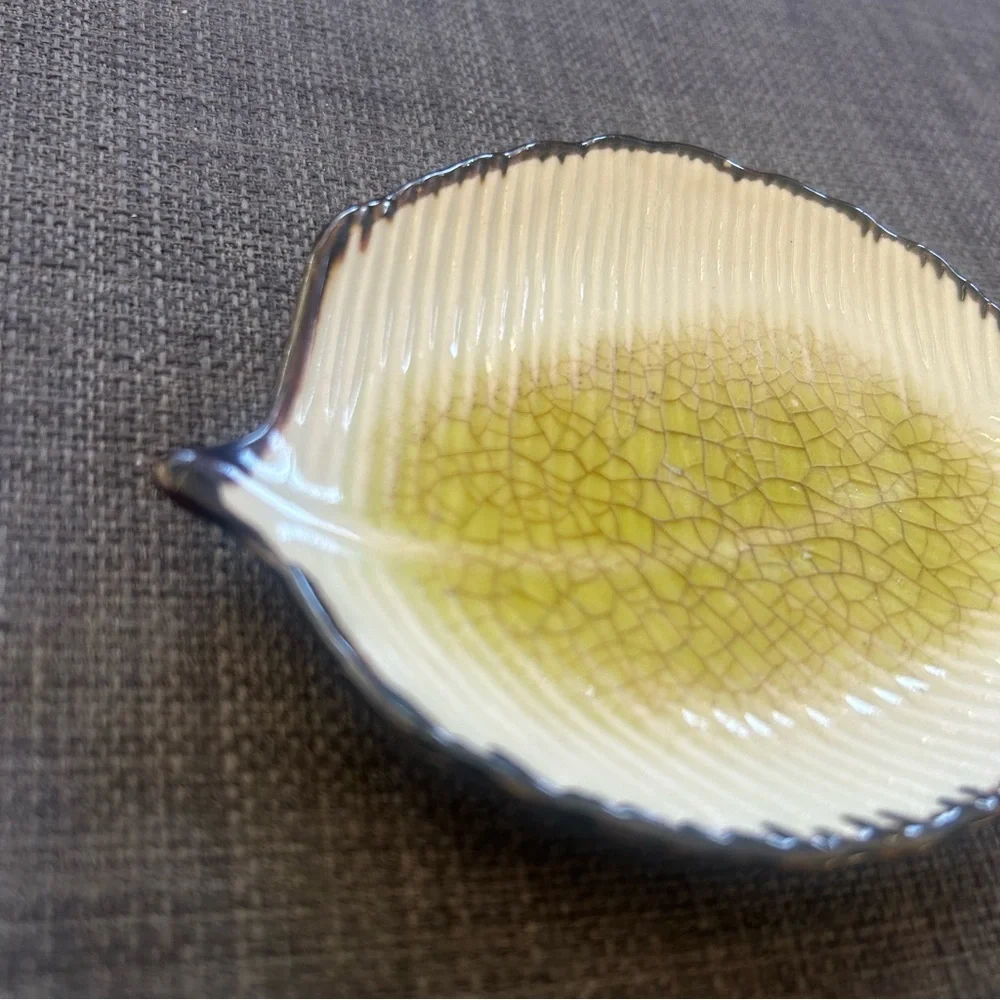 CRATE & BARREL Crackle Glaze Leaf-Shaped Porcelain Jewelry Key Coin Dish#0915253